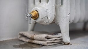 Воздух в радиаторах отопления: как спустить и почему появляется